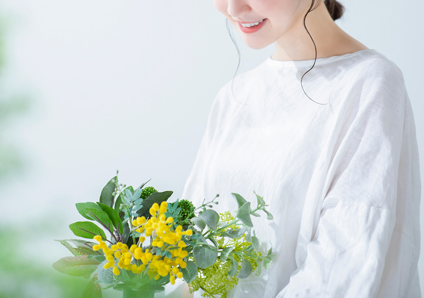 花束を持った女性